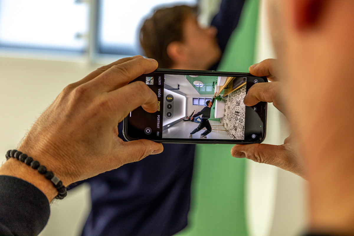 Bezoekers die verwonderd raken in de mysterie-zalen van Illusion Antwerpen